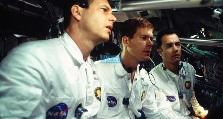 Tripulantes del Apollo XIII  tratando de gobernar la aeronave.