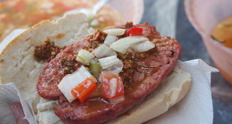 Los chorizos al pan y las hamburguesas son las estrellas de los estadios rioplatenses.