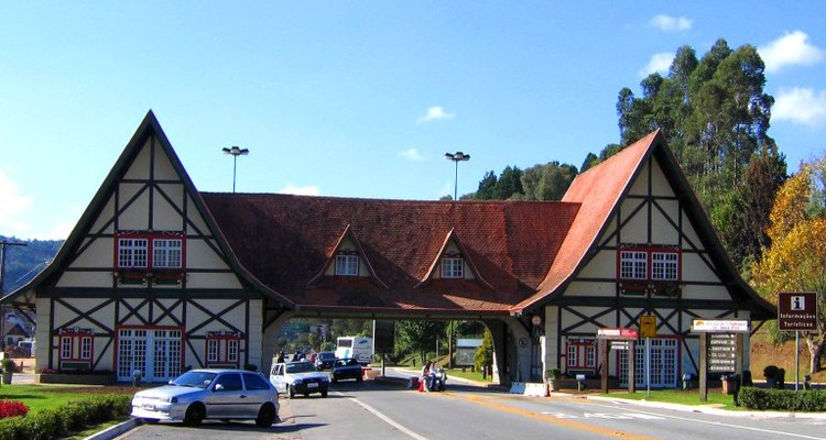 Aproveite para comer fondue no friozinho da montanha em Campos do Jordão