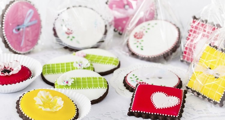 Royal icing can be pumped and spread in a variety of ways to create different effects on cakes and biscuits.