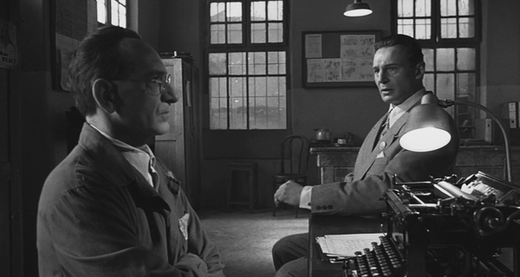 Oskar Schindler (Liam Neeson) y su contable judío Itzhak Stern (Ben Kingsley) en una escena de la película.