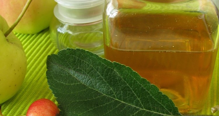 Some hyperhidrosis sufferers use apple cider vinegar to treat their condition.