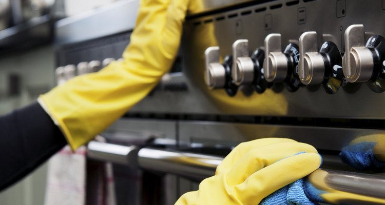 Usar facas para raspar crostas de sujeira também não é nada recomendável