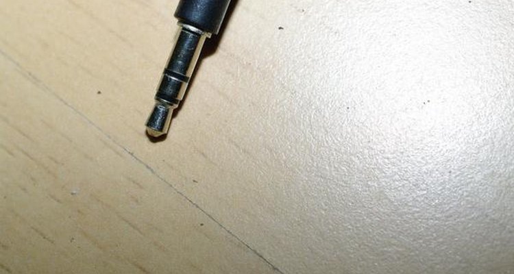 Utiliza un conector de 3,5 mm de unos audífonos viejos para dejar en silencio un aparato electrónico de manera rápida y fácil.