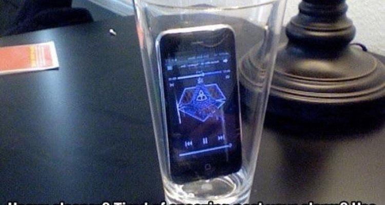 Si eres el tipo de persona que apaga la alarma antes de que el cerebro haya empezado a funcionar, trata de colocar tu celular dentro de un vaso.