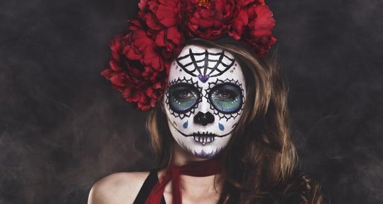 El maquillaje imprime mayor realismo a tu disfraz de Halloween.