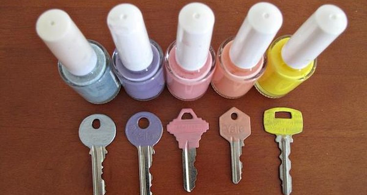 Diferentes colores de esmalte de uñas te ayudarán a identificar todas las llaves que tengas.