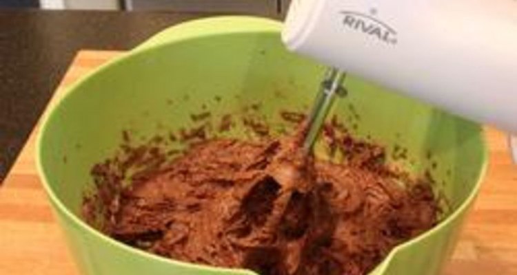 Como fazer brownies com uma mistura para bolos