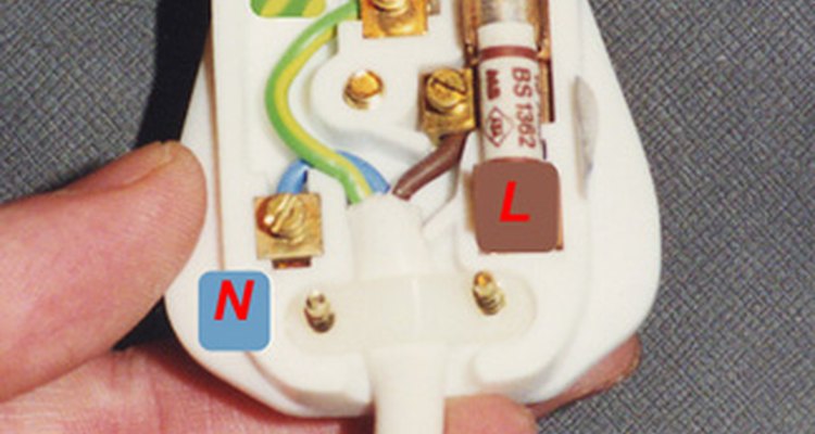 How to Replace a Fuse in a Plug