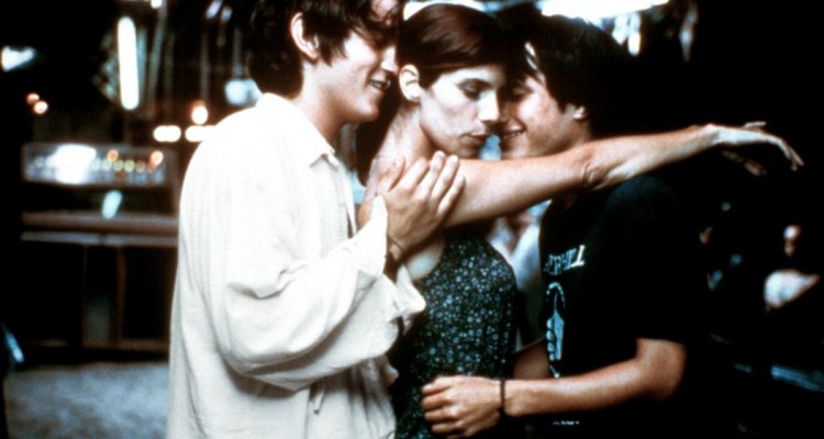 O personagem de Julio tem no quarto um poster do filme "Ensina-me a Viver", outro filme sobre o romance de um jovem com uma mulher mais velha