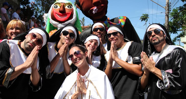 O nome do bloco teria surgido porque um dos seus integrantes teria visto uma freira pular o muro do convento para brincar o Carnaval
