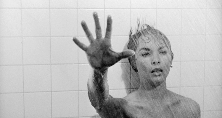 "Psicose" foi produzido em preto e branco por opção de Alfred Hitchcock, que achava que as cores deixariam o filme sangrento