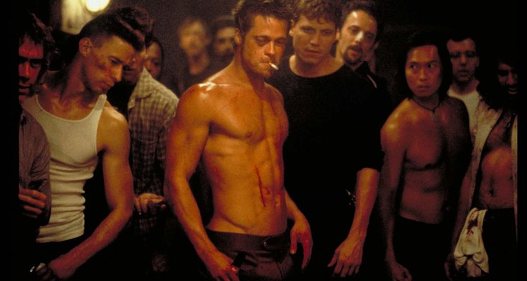 Brad Pitt e Edward Norton estão alcoolizados na cena em que seus personagens aparecem bêbados rebatendo bolas de golfe