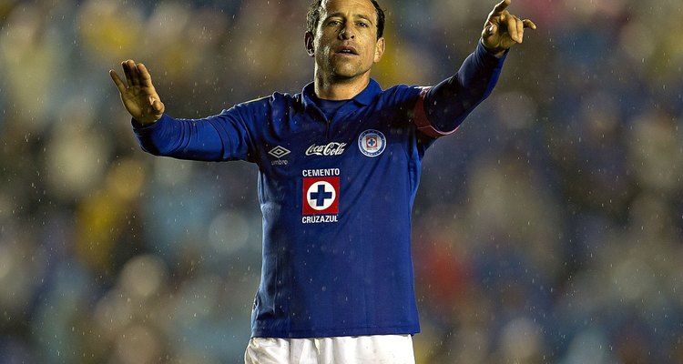 Geraldo Torrado atua em campo com uma verdadeira máscara branca de protetor solar