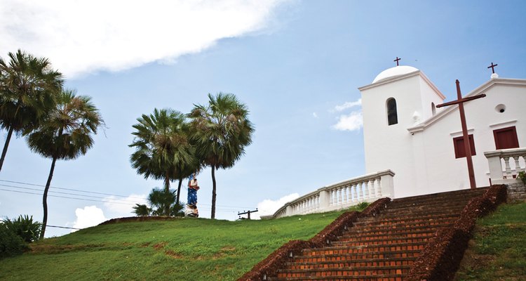 A decoração da Igreja de Nossa Senhora do Rosário e São Benedito segue o estilo barroco-rococó