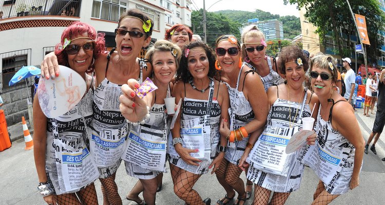 O bloco surgiu depois de um árduo dia correndo atrás da notícia por jornalistas que acompanhavam uma Caminhada pela Paz