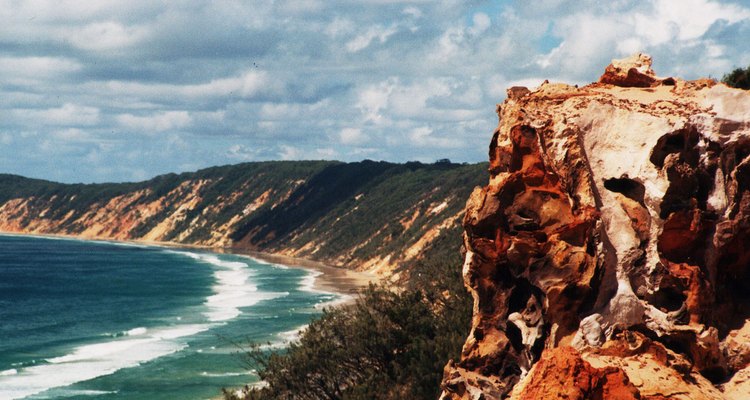 As areias desta praia refletem a luz produzindo cores parecidas com o arco-íris