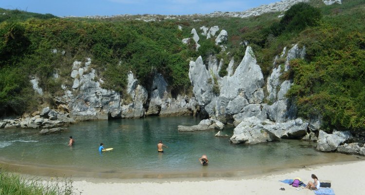 Esta praia é formada por um acidente geológico