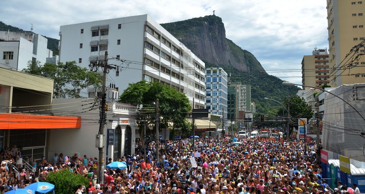 O bloco "Suvaco do Cristo" foi criado por um grupo de amigos que pretendia juntar gente amiga e se divertir pelo Rio