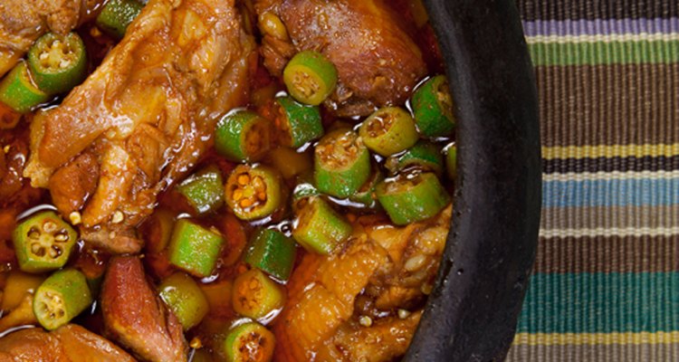 O ensopado pode ser feito com pedaços de sobrecoxa de frango