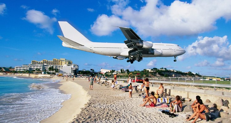 A proximidade do aeroporto à praia faz com que os aviões passem próximos aos banhistas