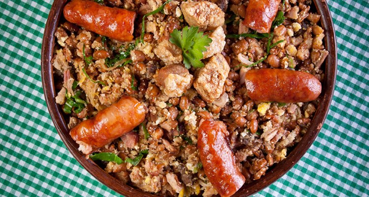 O feijão tropeiro é acompanhado de torresmo, linguiça e bacon