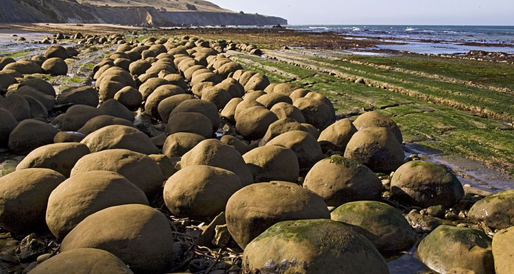 As esferas rochosas podem ser vistas ao longo de toda a praia