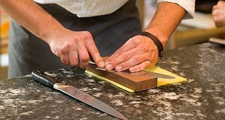Afilando cuchillos de cocina.