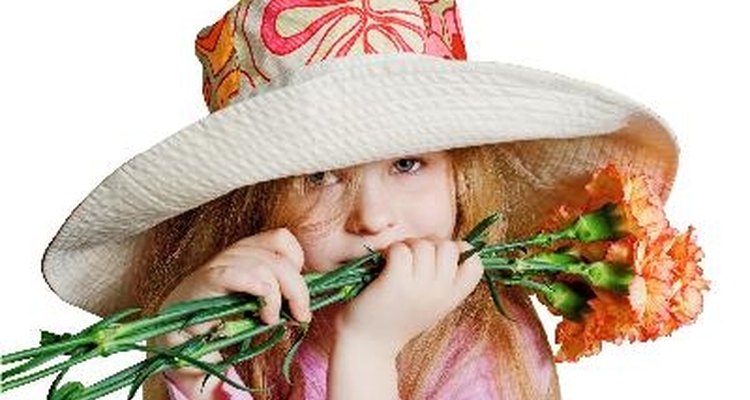 Añade accesorios a un sombrero para primavera.