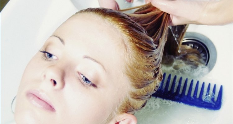 Utiliza jugo de limón para aclararte el cabello.