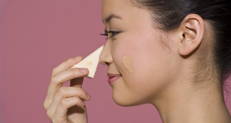 Usa una esponja para base de maquillaje.