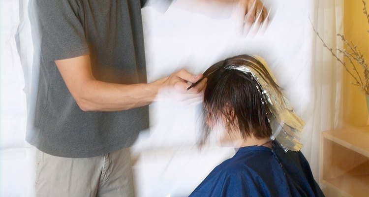Aplica reflejos y mechas oscuras con papel de aluminio en tu cabello.