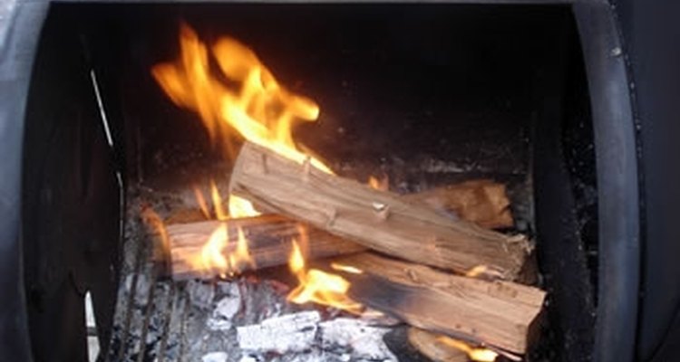 Coloca la carne en el ahumador en el lado de la parrilla lo más alejada posible del fuego.
