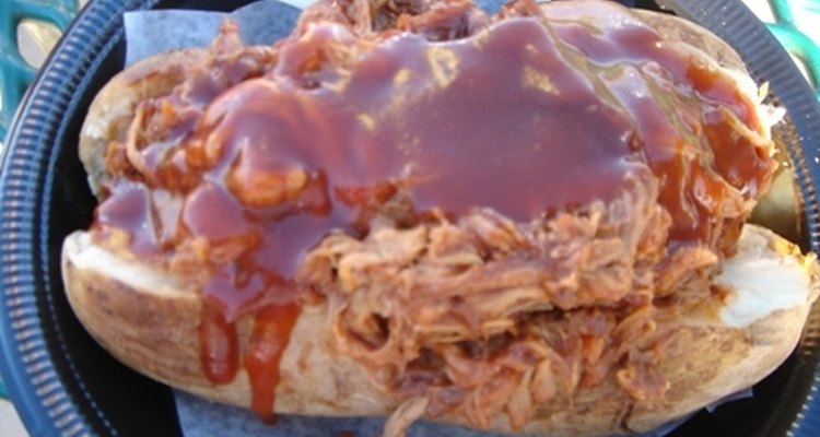 La mostaza, el rábano picante y la mayonesa son otros condimentos que normalmente se sirven con carne de cerdo ahumada.
