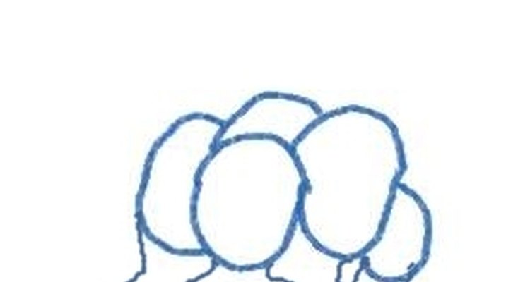 As pessoas mais ao fundo são menores no desenho porque estão em perspectiva