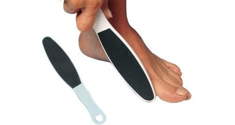 A mais comum lixa de pé, a lixa de dupla face de mão, com uma lixa mais grossa de um lado e do outro uma mais fina, são as escolhas mais baratas