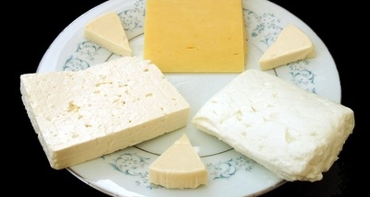 El queso cheddar hecho en casa puede adquirir una amplia gama de sabores.