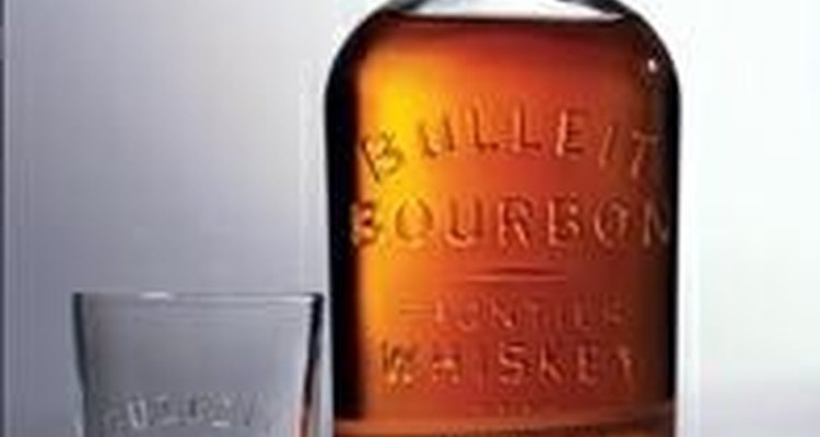 El bourbon es una bebida alcóholica que puede disfrutarse en una variedad de formas.