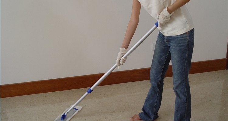 Trapear tu piso de baldosas es fácil.