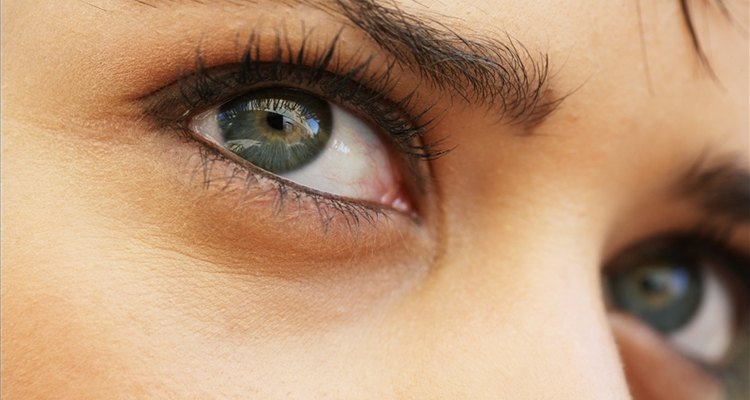 Ten pestañas y cejas hermosas con usando aceite de castor.