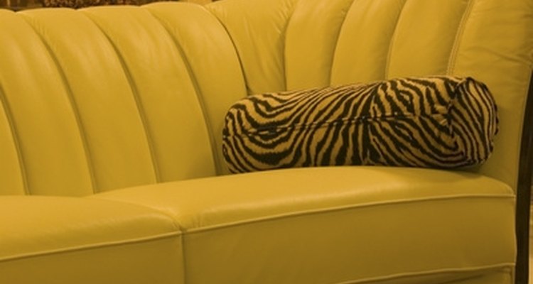 Haz una funda de sofá para extender la vida útil de un asiento desgastado.