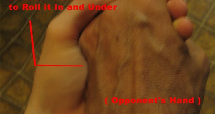 Use sua mão e dedos para apertar a mão de seu oponente com força