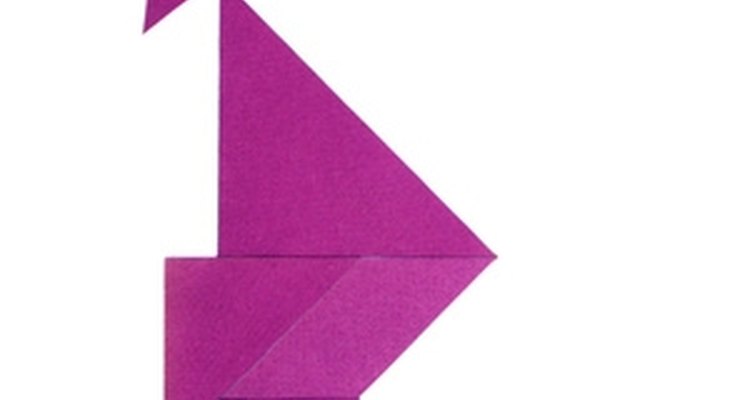 Use papel colorido para fazer formas geométricas em 2D ou 3D