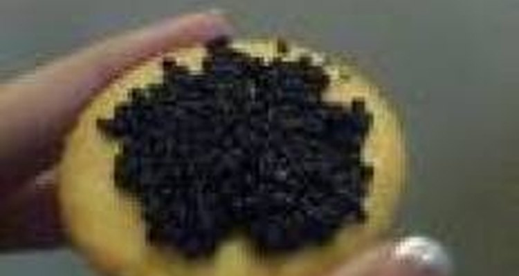 El caviar se acompaña de galletas.