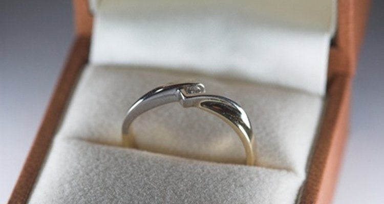 Los anillos de buena calidad no tienden a teñirte el dedo de verde.