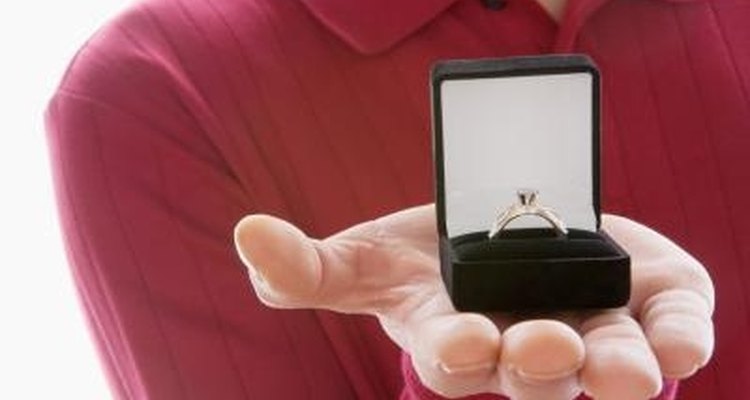 Tienes opciones al vender un anillo de compromiso usado.