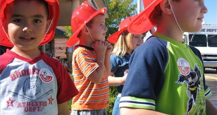 Os bombeiros vestem roupas especiais