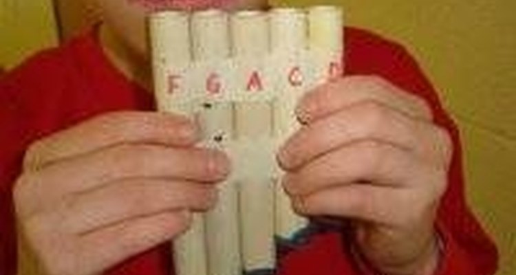 A flauta de pan feita de PVC é capaz de tocar uma oitava