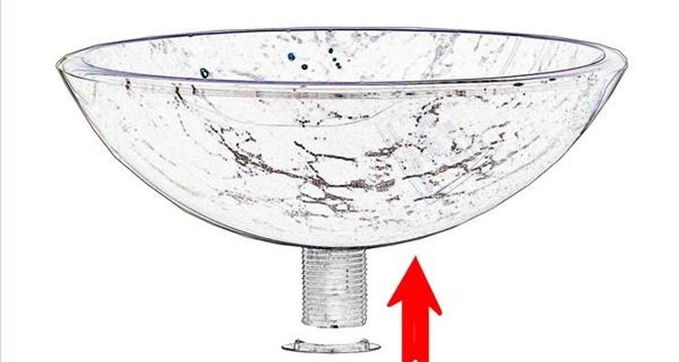 Fixe a saída de drenagem firmemente contra o fundo da bacia