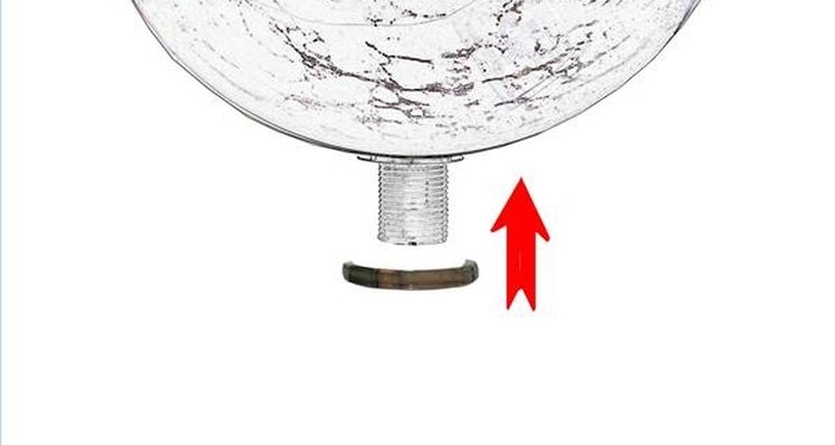 Coloque o anel espaçador em volta da saída de drenagem e contra o fundo da bacia